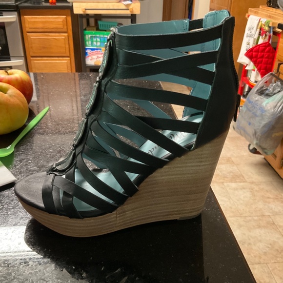 NIB Miranda Lambert Black wedge sandal Size 6 1/2 4.25” heel Back zip Gladiator - Picture 13 of 13